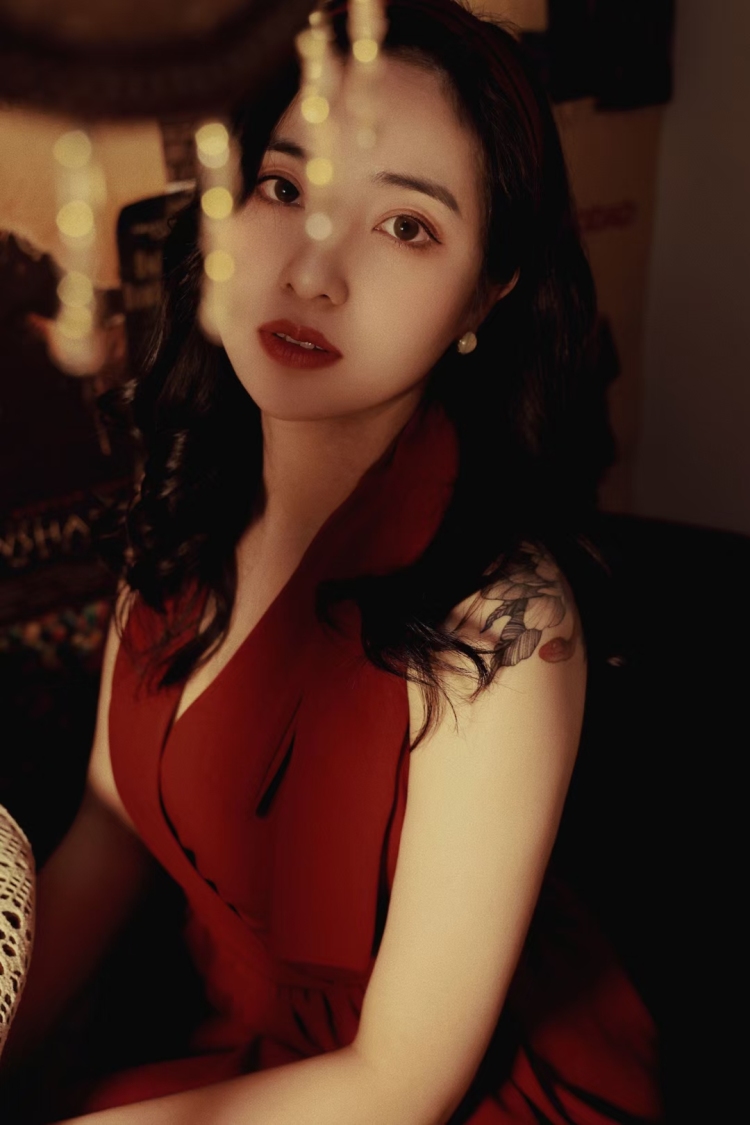 Michelle💋🔅-四川省·成都市·温江区-抖音,微博,知乎,某红薯-特强唱歌,健身,撸猫,拍照,修图,有单反。喜欢网购,也喜欢把好的东西种草给身边的人。平时工作比较规律,也希望在这个平台上拓展自己的另一面,发现人生的另一种可能。如果有寄拍,买家秀,开箱种草视频,以及探