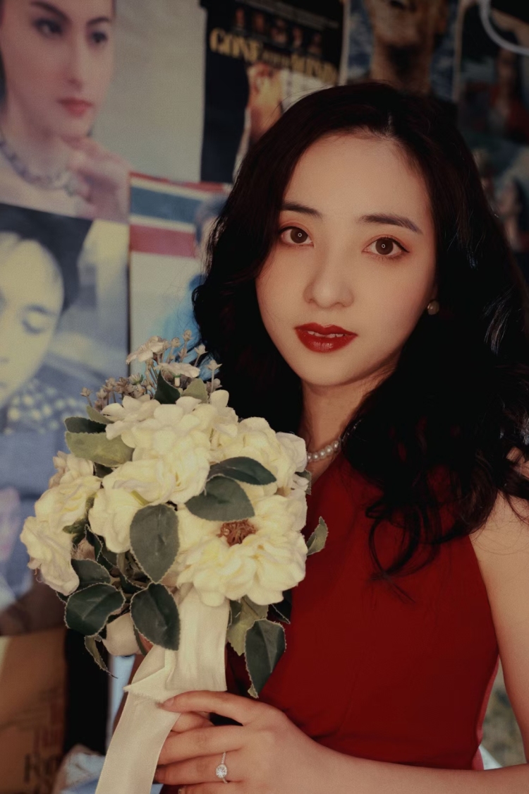 Michelle💋🔅-四川省·成都市·温江区-抖音,微博,知乎,某红薯-特强唱歌,健身,撸猫,拍照,修图,有单反。喜欢网购,也喜欢把好的东西种草给身边的人。平时工作比较规律,也希望在这个平台上拓展自己的另一面,发现人生的另一种可能。如果有寄拍,买家秀,开箱种草视频,以及探