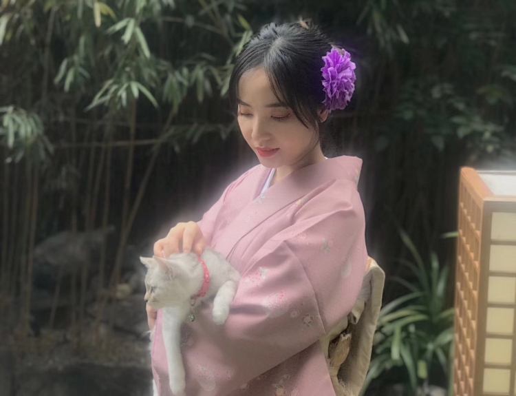 Michelle💋🔅-四川省·成都市·温江区-抖音,微博,知乎,某红薯-特强唱歌,健身,撸猫,拍照,修图,有单反。喜欢网购,也喜欢把好的东西种草给身边的人。平时工作比较规律,也希望在这个平台上拓展自己的另一面,发现人生的另一种可能。如果有寄拍,买家秀,开箱种草视频,以及探