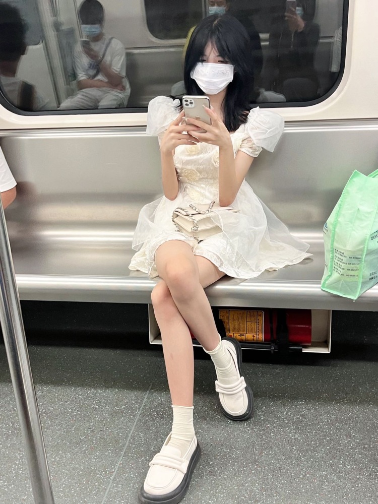 丨-广东省·广州市·天河区--大家好!
风格多变可塑性高 可咸可甜 出图质量高速度快 价优
抖音名称:田田犯困
身份:主播
年龄:21
身高:165cm
体重:42kg
坐标:广州天河区
##网红# #kol# #主播#