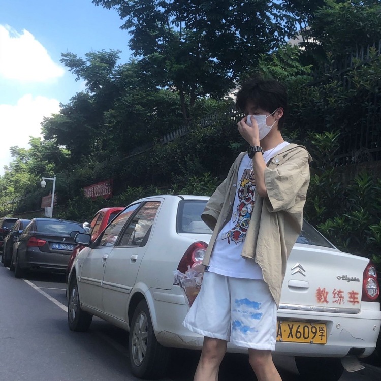 --湖北省·武汉市·江岸区--身高182体重58目前学生,可以接寄拍送拍可以做校园推广。价格可谈
