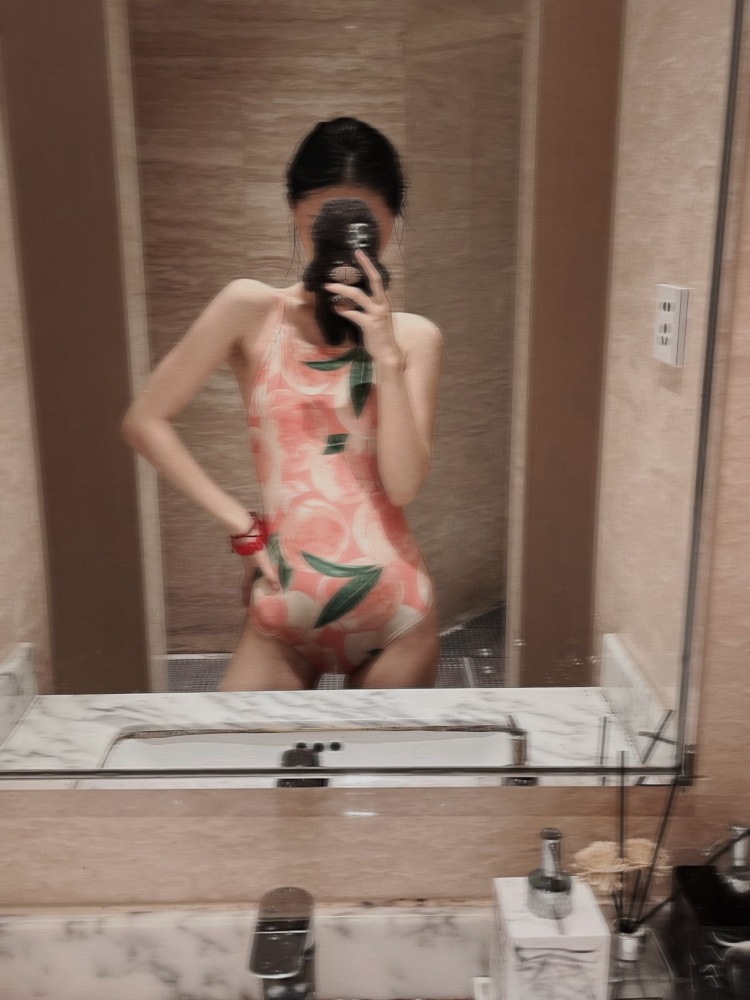 Chen-浙江省·杭州市·萧山区--170cm,50KG 
爱拍照，会P图
想要接寄拍，衣服裤子配饰都可以