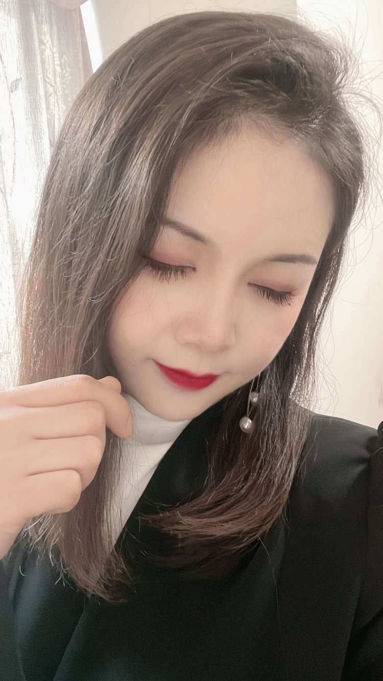 杨了个杨a-四川省·成都市·金牛区-抖音 快手 红书 都可发布-喜欢化妆穿搭 爱分享 爱拍照 接寄拍 拆箱测评 之前做过服装带货主播 平时也会拍一些穿搭照片和视频
