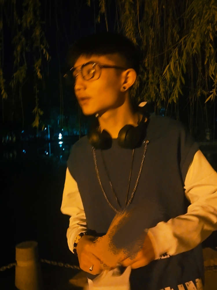 初阳＆小塔-新疆维吾尔自治区·吐鲁番市·高昌区--舞蹈生 软度都可以做 喜欢潮流类型的衣服价格好谈 衣服裤子和配饰都可以
