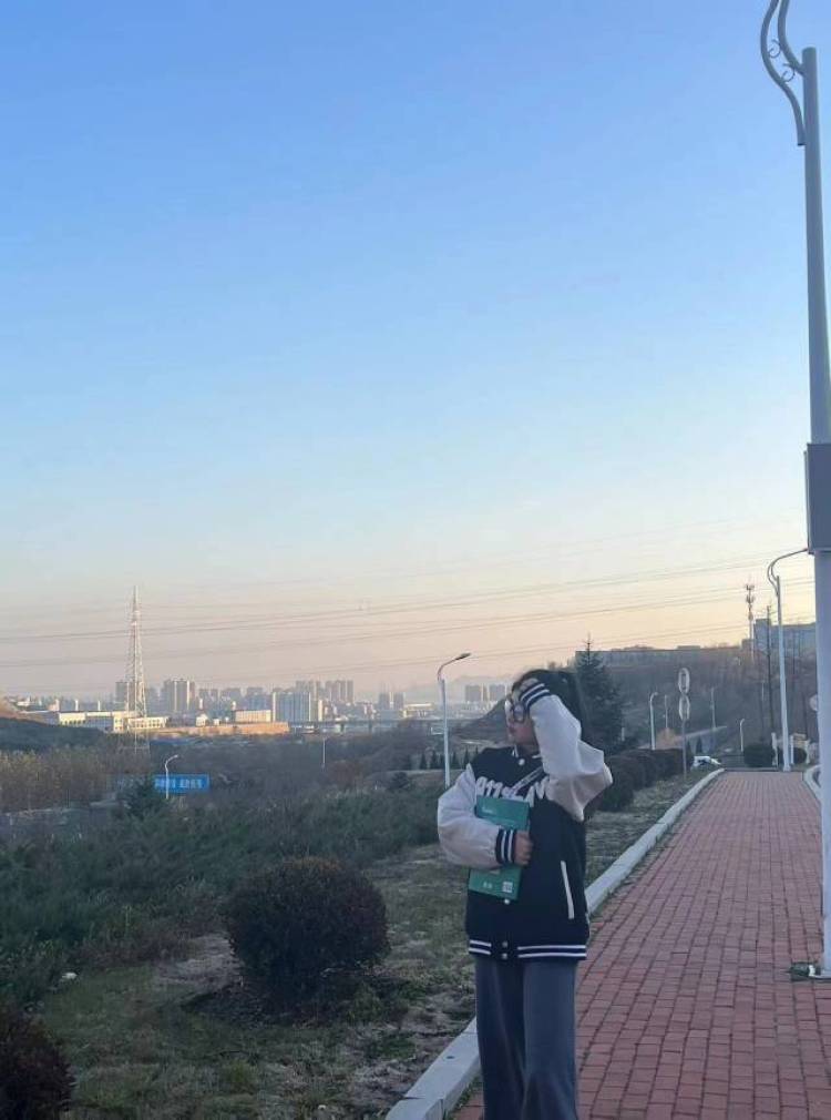妍yan.-安徽省·芜湖市·南陵县--是一个学生,平时喜欢拍照自拍出去玩,也会化妆p图,喜欢买美瞳买衣服买化妆品,可以接美瞳、衣服、化妆品寄拍