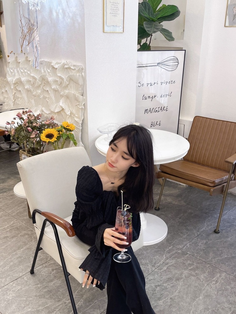 xue.🦢-甘肃省·兰州市·城关区--寄拍什么都可以，舞蹈服耳饰项链衣服都可以，信用度极好，工作积极性高，配合度高，喜欢赚钱会拍照p图
年龄：18
身高：165CM
体重：44Kg