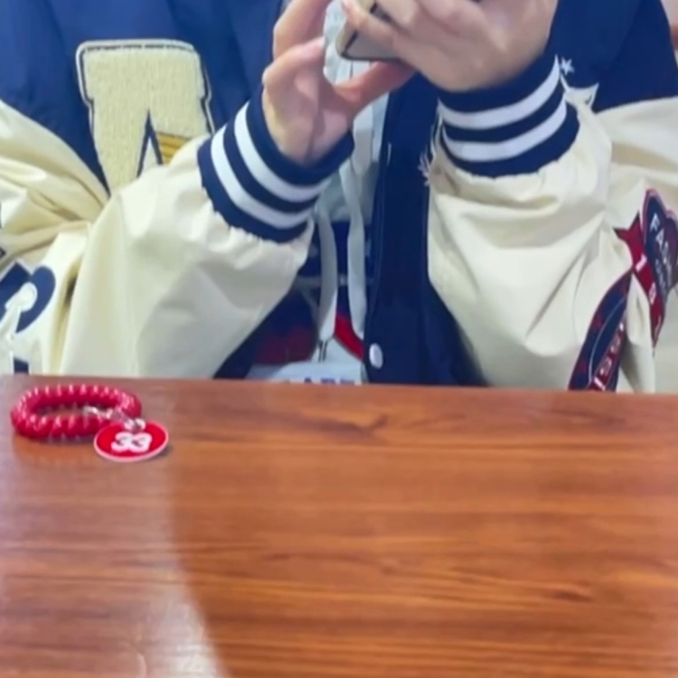 iuh*-江苏省·徐州市·泉山区--喜欢拍照，风格多变，可以适合各种风格
身高:168
体重:47kg