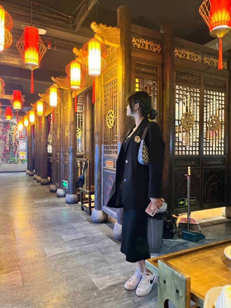 T-fovik-I-河北省·沧州市·新华区-抖音-非常喜欢拍照片 而且出片迅速 本人非常真诚 喜欢的风格多样 接收各种风格衣服 可以接配饰服装鞋子包包等各种单
