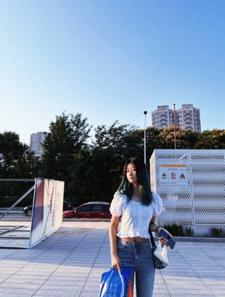 T-fovik-I-河北省·沧州市·新华区-抖音-非常喜欢拍照片 而且出片迅速 本人非常真诚 喜欢的风格多样 接收各种风格衣服 可以接配饰服装鞋子包包等各种单