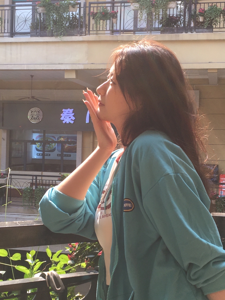 moment.-陕西省·西安市·高陵区-抖音，微博，某红薯-拍照，视频都可，学生党。买家秀，寄拍，小饰品，开箱视频都可接，能修图。身高176cm，体重69kg，有自己穿搭风格。