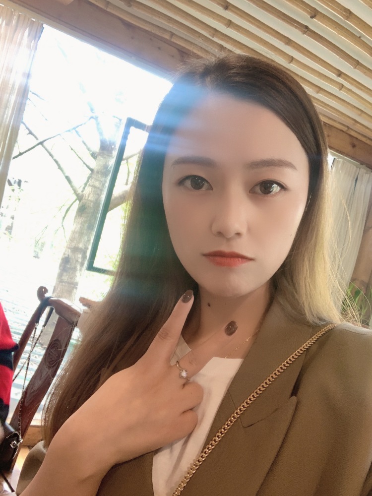 Abby-湖南省·岳阳市·岳阳楼区-抖音-本人属于小个子女生,155cm47kg,喜欢唱歌,喜欢拍照,爱穿搭,风格百变,目前时间最多,出图快有耐心~