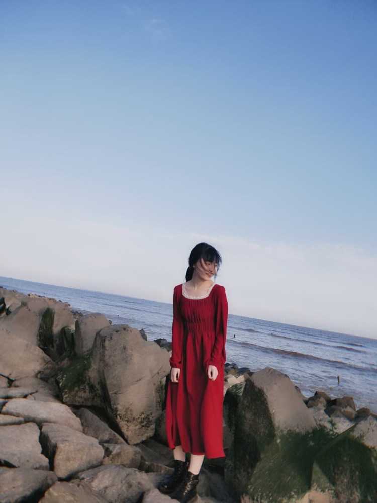 小花儿--翠花总是欢乐多-上海市·上海市·松江区-抖音-买家秀，寄拍模特，短视频带货，目前抖音穿搭博主建号中，寄拍服装剪辑视频在博主抖音发布宣传