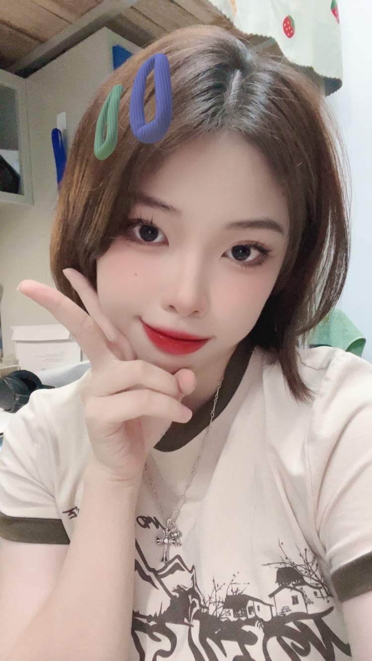 香草布丁-广东省·东莞市·长安镇--接单买家秀 淘宝模特 可寄拍 会修图 会拍照 会构图 拍到你满意为止
艺名：徐丙澜
身份：学生
年龄：19
身高：160CM
体重：50KG