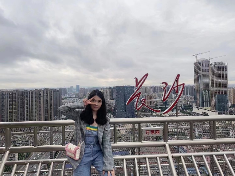 邱邱-广东省·东莞市·东坑镇--接寄拍,会化妆,会穿搭,会修图,会拍照,身高166体重50kg