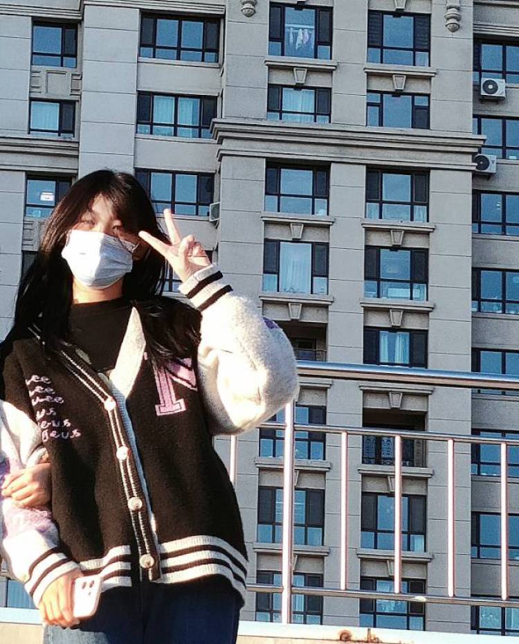 暴风宇-吉林省·长春市·农安县--我是一个在校大学生，身高168
喜欢拍照，p图，求关注，求关注，求关注
可以驾驭各种风格！！
接寄拍衣服，买家秀，美妆，各种饰品都可！