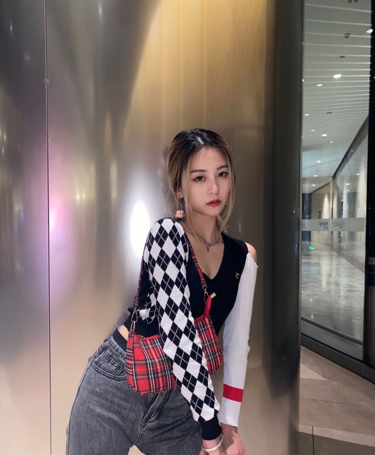 Y🦋-重庆市·重庆市·沙坪坝区--身高：165cm
体重：90斤
兴趣爱好是跳舞和拍照，会p图，平时会拍一些短视频，所以也会一些基础的剪辑，接寄拍 送拍，有需要可以联系我