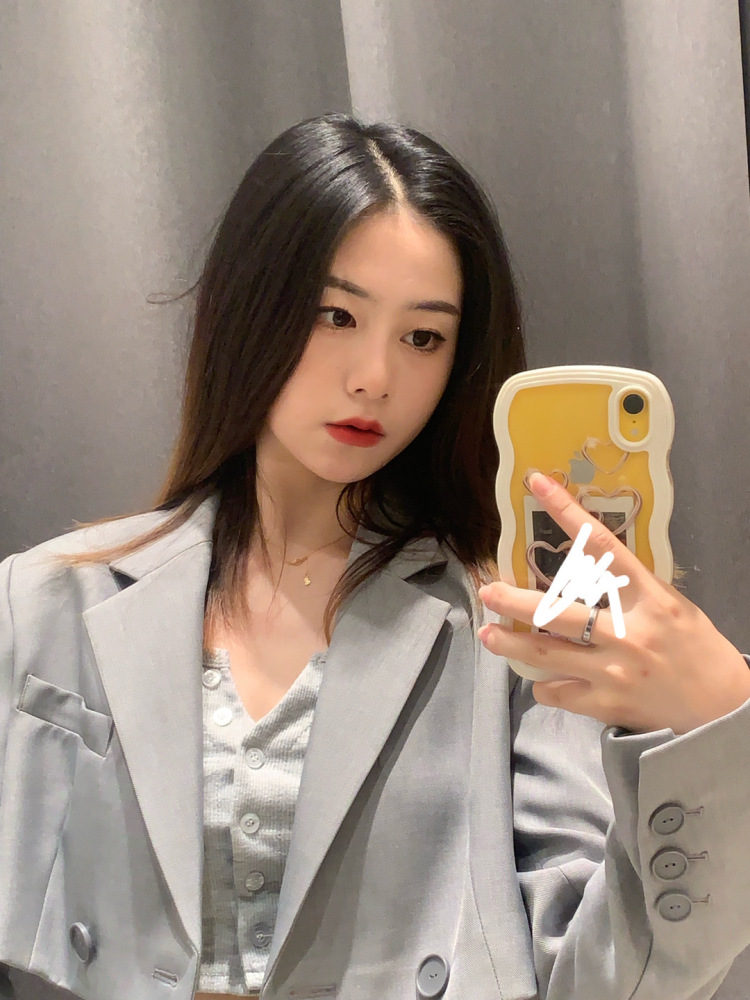 Y🦋-重庆市·重庆市·沙坪坝区--身高：165cm
体重：90斤
兴趣爱好是跳舞和拍照，会p图，平时会拍一些短视频，所以也会一些基础的剪辑，接寄拍 送拍，有需要可以联系我