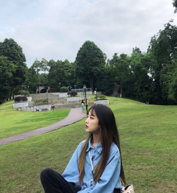 Kiss-四川省·成都市·锦江区-zyl—zyl--我是线上主播  目前可以在家里接寄拍，p图，服装，饰品，鞋包，美妆都可，擅长穿搭和拍照等…身高165 体重94