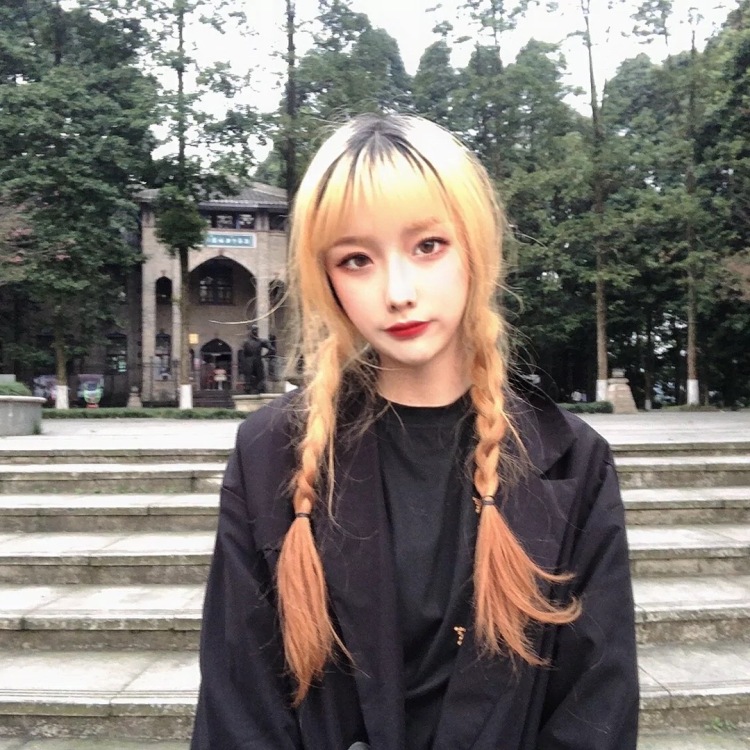 Kiss-四川省·成都市·锦江区-zyl—zyl--我是线上主播  目前可以在家里接寄拍，p图，服装，饰品，鞋包，美妆都可，擅长穿搭和拍照等…身高165 体重94