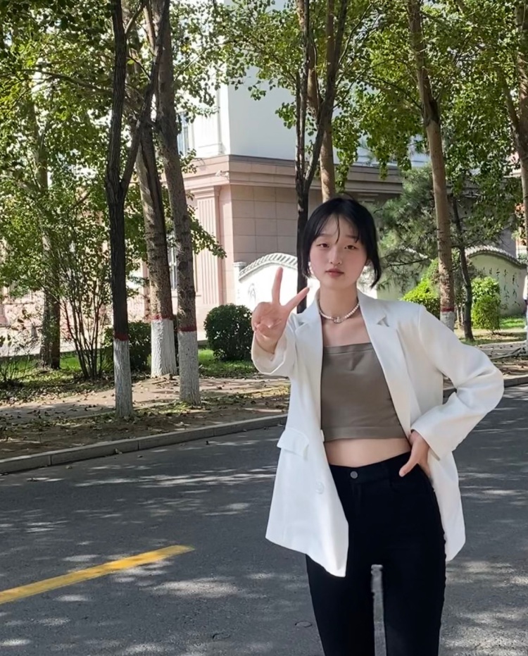 惠惠子-黑龙江省·哈尔滨市·通河县-快手-学生党接寄拍买家秀，希望有靠谱的商家，自己会修图可接首饰拍价钱好协商
有自己的风格身高168cm体重49公斤
