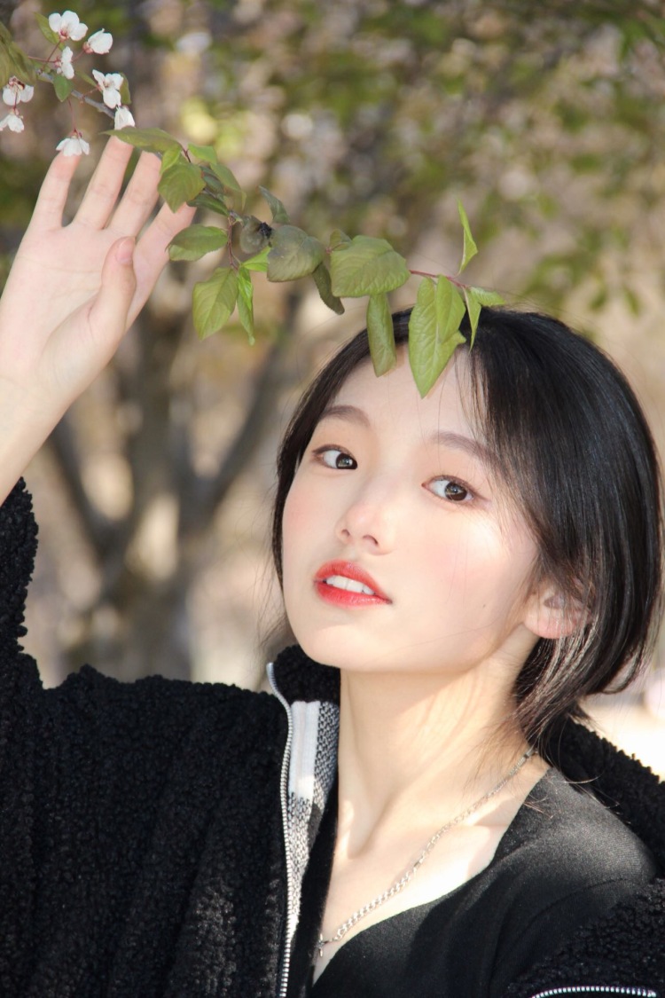 曼曼呐~-河南省·濮阳市·华龙区-抖音 某红薯-本人学生 身高164 体重104斤 身材微胖 长相良好
希望接一些衣服寄拍、晒单、好物分享等等 平常的爱好是拍照,跳舞,音乐。有模特经验 希望大家多多与我联系~