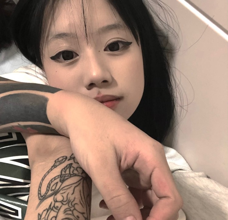 李斯棋🥀-云南省·昭通市·昭阳区-快手 抖音-会唱歌跳舞 化妆 测评都可以 试穿 带货 快手有流量 拍照有专业的 苹果手机 看上的来!!!!!!!!