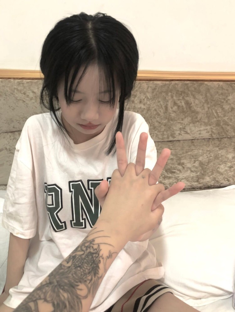 李斯棋🥀-云南省·昭通市·昭阳区-快手 抖音-会唱歌跳舞 化妆 测评都可以 试穿 带货 快手有流量 拍照有专业的 苹果手机 看上的来!!!!!!!!