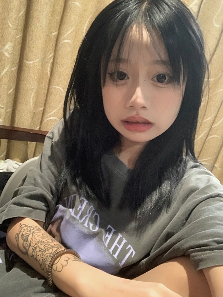 李斯棋🥀-云南省·昭通市·昭阳区-快手 抖音-会唱歌跳舞 化妆 测评都可以 试穿 带货 快手有流量 拍照有专业的 苹果手机 看上的来!!!!!!!!