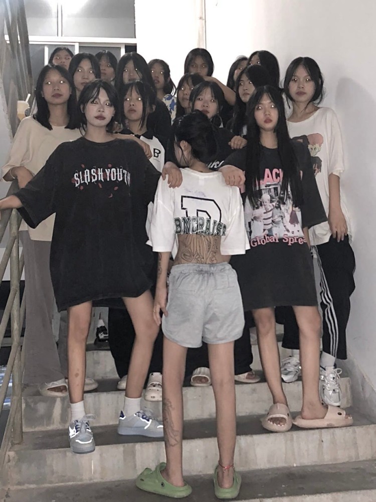 李斯棋🥀-云南省·昭通市·昭阳区-快手 抖音-会唱歌跳舞 化妆 测评都可以 试穿 带货 快手有流量 拍照有专业的 苹果手机 看上的来!!!!!!!!