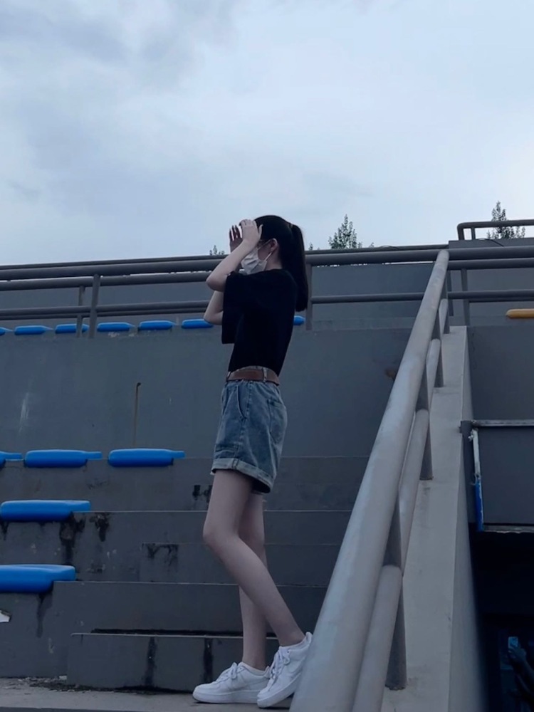 我真不困了（头发剪毁版）-黑龙江省·哈尔滨市·南岗区--接寄拍
身高168体重45kg 身材比例好 腿长细直 手指纤细 
大学担任新媒体部门运营 会拍照 p图 苹果手机可保证图片清晰度