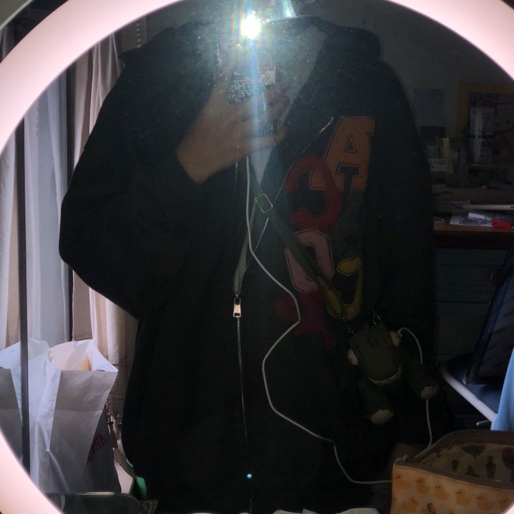 Emm_yy^🔗-湖南省·株洲市·天元区--接单，接潮服潮鞋
会对镜拍，会自拍，会街拍
本人很潮，不用担心成片质量