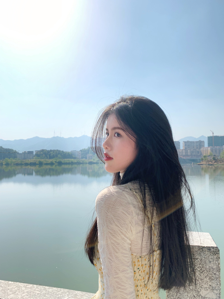 懒得跟你曾女士-广西壮族自治区·桂林市·永福县-抖音/快手/微博/某红薯-本人艺术生审美在线,身高165,体重94斤,各种风格的都可以尝试,衣服,裙子,包包,首饰,鞋子,买家秀都🉑 ,会拍照📷会p图,期待合作!