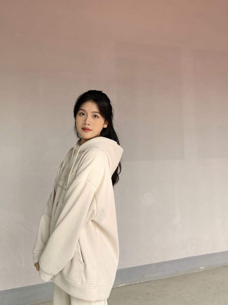 懒得跟你曾女士-广西壮族自治区·桂林市·永福县-抖音/快手/微博/某红薯-本人艺术生审美在线,身高165,体重94斤,各种风格的都可以尝试,衣服,裙子,包包,首饰,鞋子,买家秀都🉑 ,会拍照📷会p图,期待合作!