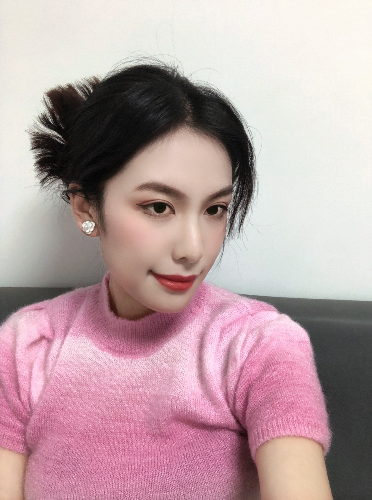 玉腊^-云南省·昆明市·呈贡区-快手-本人21岁,女,身体健康,工作稳定。爱好编程。一名码农。也喜欢拍照,旅游。