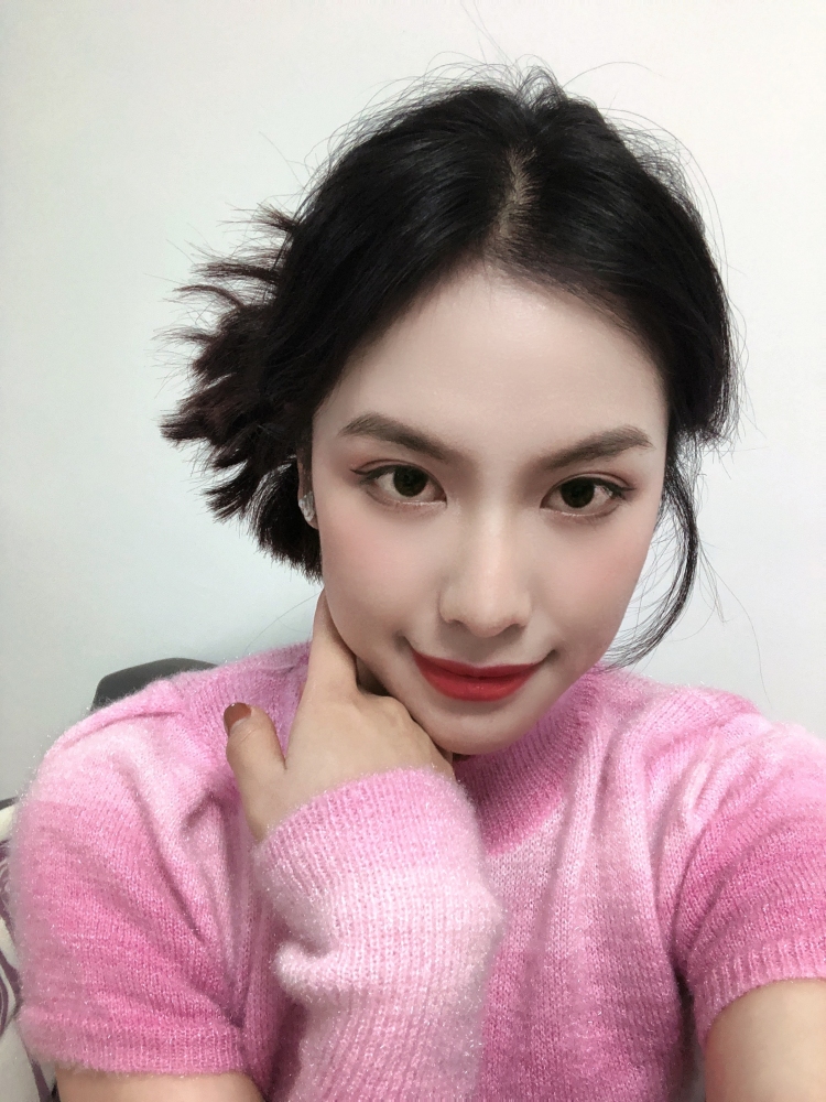 玉腊^-云南省·昆明市·呈贡区-快手-本人21岁,女,身体健康,工作稳定。爱好编程。一名码农。也喜欢拍照,旅游。
