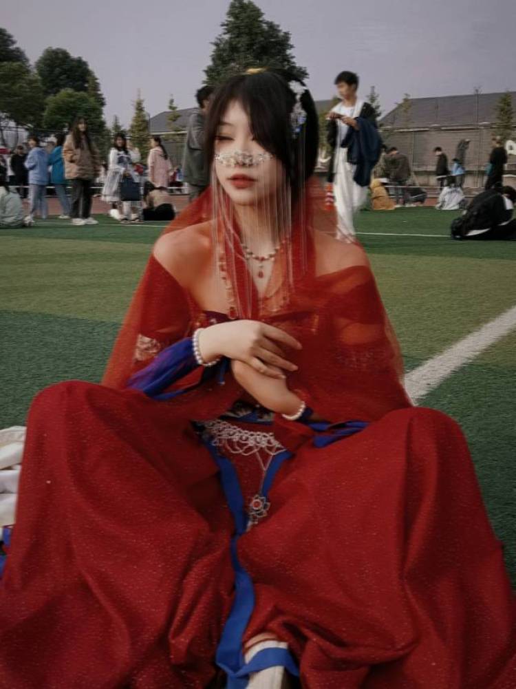 不吃棒棒糖嗷崽崽-四川省·宜宾市·兴文县-抖音 快手-女 165cm 54kg 设计专业的学生 擅长ps出图擅长网红风格化妆技术 本人有良好的相貌和高质的品味 曾担任学校社团汇演的化妆师和造型师