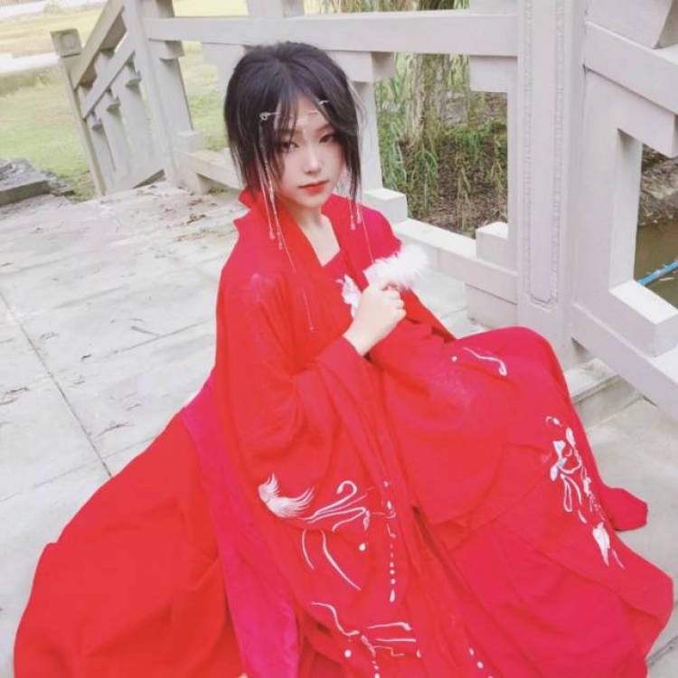 不吃棒棒糖嗷崽崽-四川省·宜宾市·兴文县-抖音 快手-女 165cm 54kg 设计专业的学生 擅长ps出图擅长网红风格化妆技术 本人有良好的相貌和高质的品味 曾担任学校社团汇演的化妆师和造型师
