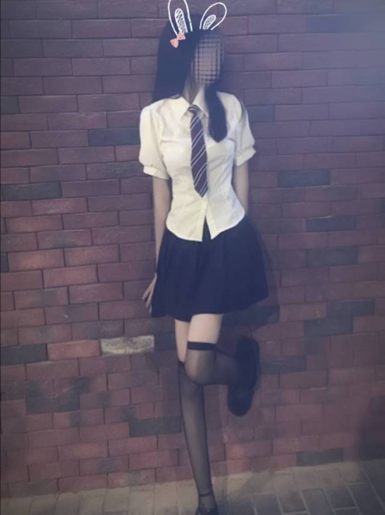 月月.-四川省·成都市·成华区--本人18岁 身高170 85斤 一名舞蹈生 形象气质良好 快手1500粉丝 希望各位博主能入选我