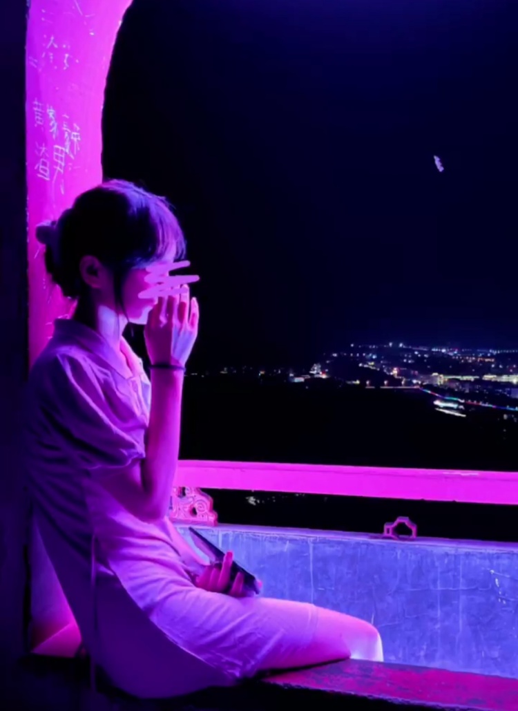 池鲤-湖南省·岳阳市·岳阳楼区-抖音，某红薯-学院风，甜美风，jk,偶尔可以突破一下风格。身高167cm，体重45kg，19大学生。
服装设计专业，想要了解，体验，学习一下寄拍，谢谢 嘻嘻。服饰手饰包包鞋子都可以的。
艺名：小鲤
身份：学生
年龄