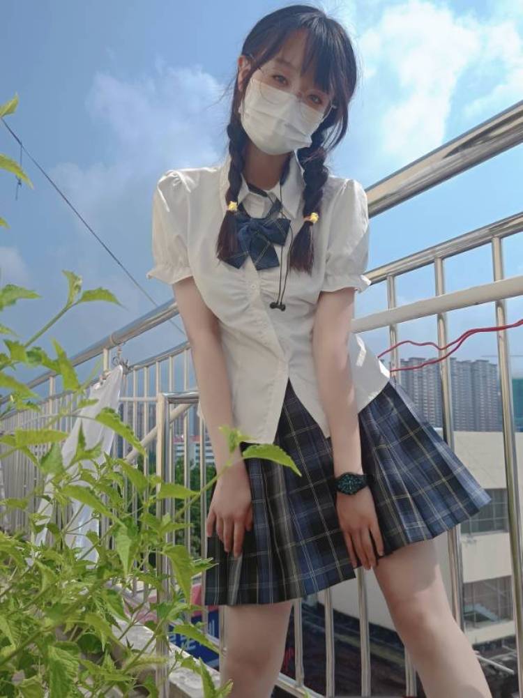 苏小乐-山东省·泰安市·新泰市-快手/某红薯-本人学生党一枚,风格可爱清纯纯欲,利用寒假做点兼职,性格好,脾气好,可以咨询!主要推广平台为快手/淘宝/拼多多/某红薯/接产品推广,种草推荐,流量还算稳定,各种产品都可,出图清晰,种草好看的衣服好用的