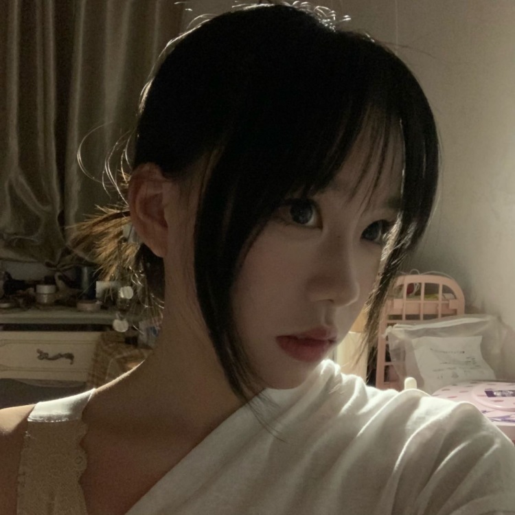 啾.-浙江省·杭州市·富阳区-快手-可以接各种风格的衣服,美瞳,美妆,假发类产品,也可以接探店视频开箱视频好物分享之类的,会p图会摄影会剪辑,擅长化妆