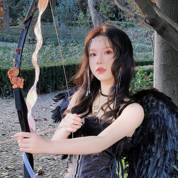 啾.-浙江省·杭州市·富阳区-快手-可以接各种风格的衣服,美瞳,美妆,假发类产品,也可以接探店视频开箱视频好物分享之类的,会p图会摄影会剪辑,擅长化妆