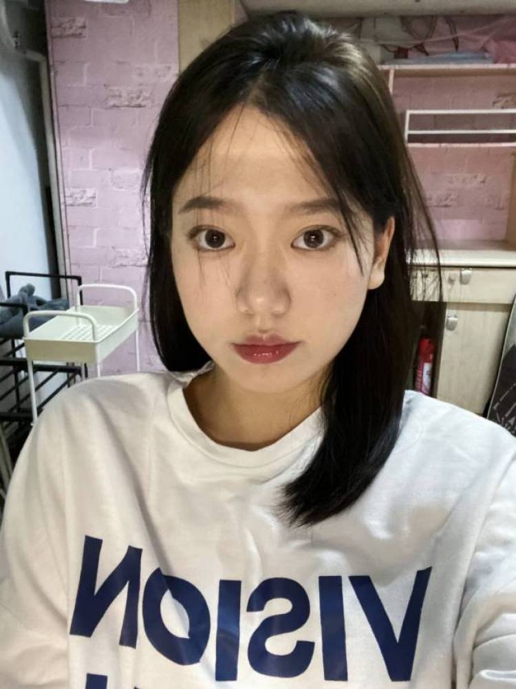 张砚拙-广西壮族自治区·南宁市·青秀区-抖音，微博-特长:语言、美妆、唱歌、拍照，专业音表，接美妆、服装、食品、饰品(可接唇钉)、app游戏测试、商演