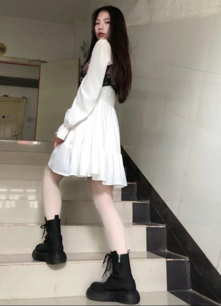 文-湖北省·恩施土家族苗族自治州·来凤县--大学生时间多可重拍
接寄拍 送拍 买家秀
风格多样，可辣妹，甜妹，学生风，气质，运动
身高165
85斤
21岁
自身有一定穿搭经验，镜头经验