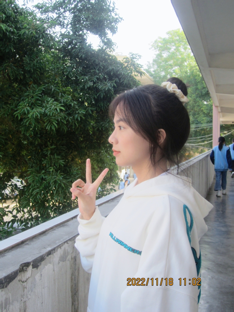 发呆日记-广西壮族自治区·梧州市·龙圩区-某红薯,快手,微博-现在高二女高已成年擅长拍照唱歌 喜欢跳舞 接单:买家秀 校园推广 寄拍 开箱测评等