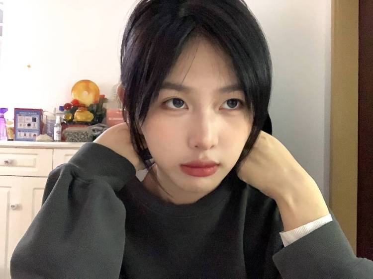 劝你别嚣张女士-山东省·济南市·天桥区-某红薯微博知乎抖音-有多年绘画基础,照片质量高,喜爱研究穿搭,对色彩搭配有一点见解,大学生,课余时间较多,身高170梨形有腰身,颜值尚可。颜值可塑性较高,可以消化大部分风格。可爱类相对差一点。