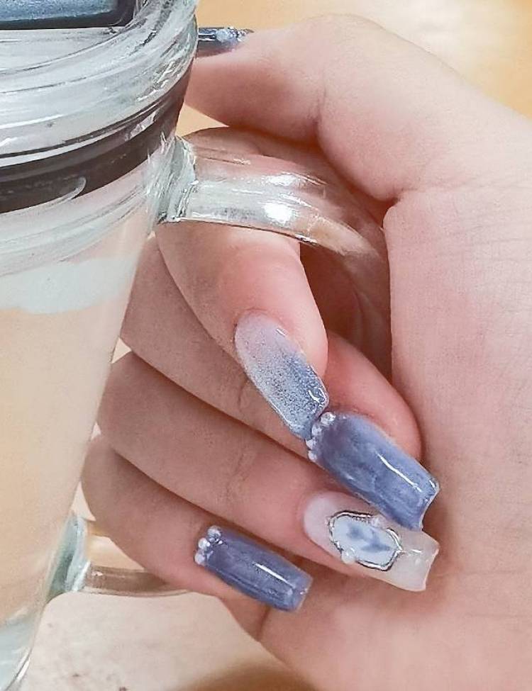 劝你别嚣张女士-山东省·济南市·天桥区-某红薯微博知乎抖音-有多年绘画基础,照片质量高,喜爱研究穿搭,对色彩搭配有一点见解,大学生,课余时间较多,身高170梨形有腰身,颜值尚可。颜值可塑性较高,可以消化大部分风格。可爱类相对差一点。