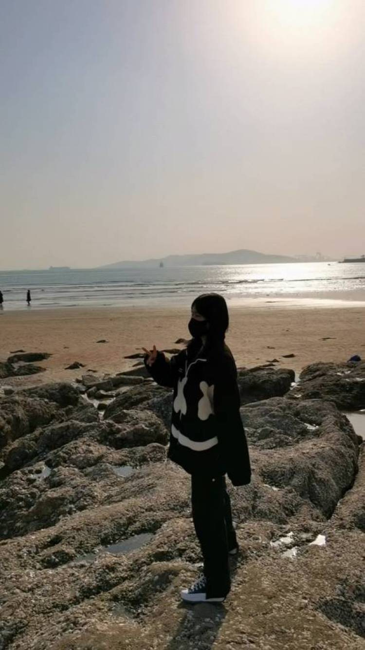 劝你别嚣张女士-山东省·济南市·天桥区-某红薯微博知乎抖音-有多年绘画基础,照片质量高,喜爱研究穿搭,对色彩搭配有一点见解,大学生,课余时间较多,身高170梨形有腰身,颜值尚可。颜值可塑性较高,可以消化大部分风格。可爱类相对差一点。