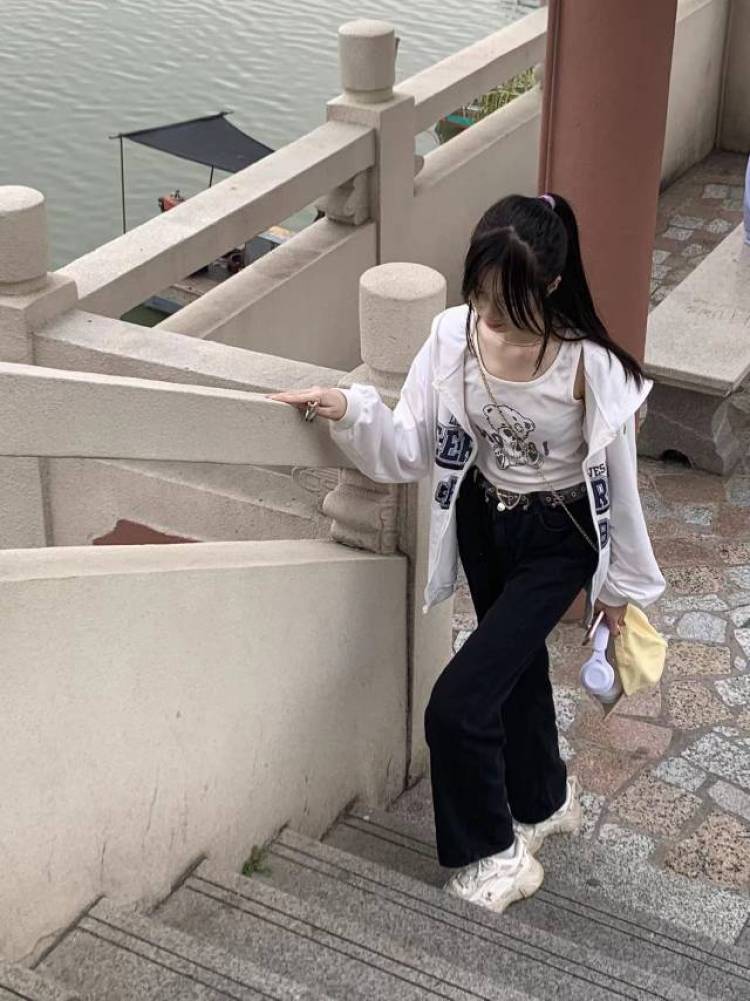 月亮想见你-广东省·潮州市·饶平县-快手-会拍照，会修图，会穿搭，会化妆，会打扮，有颜值有身材，可盐可甜，适合各种风格看上的老板可以私我欧
