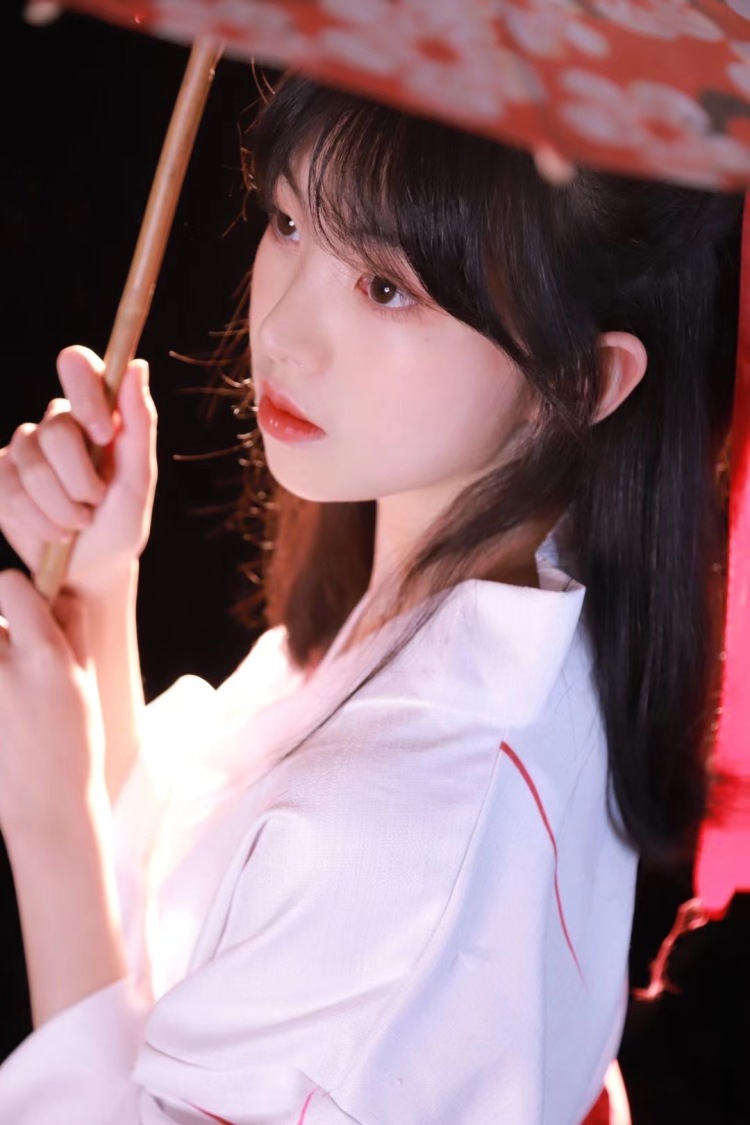 Kiki-湖南省·长沙市·开福区-抖音-168 42kg 有多次拍摄经历 平面 可接商拍寄拍 在校高中生适合少女风格拍摄